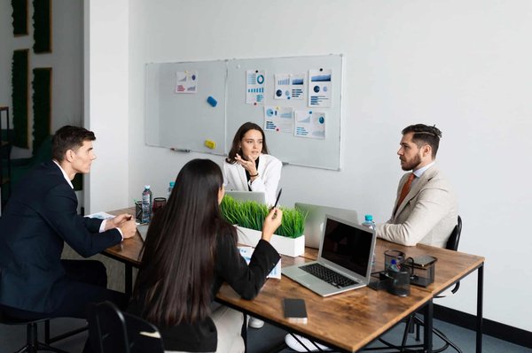 Quels avantages apporte l'engagement d'un cabinet de conseil à une organisation ?